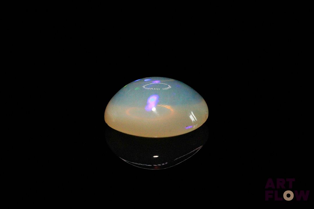 Opale blanche cabochon ovale. Beaux éclats de couleur, dominante bleue, dominante verte. 5.10 cts. 15.0mm x 11.0mm