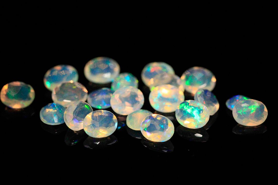 Vingt opales blanches ovales. Très belle couleur. 4.39 cts. Dims. moy.: 5.0mm x 4.0mm
