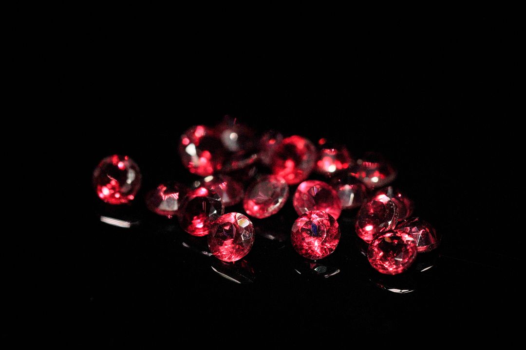 Vingt grenats ronds. 5.61 cts. Diam. moy.: 3.7mm