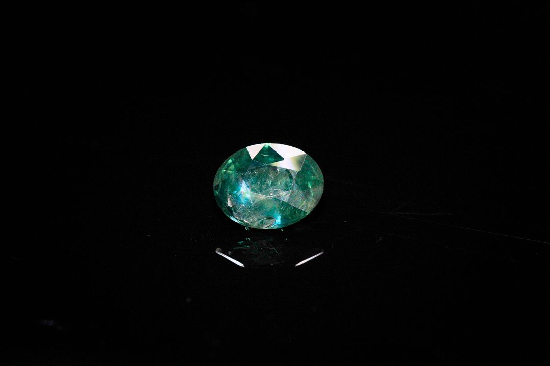 Saphir vert ovale. Probablement Australie. 1.94 ct. 8.0mm x 6.5mm