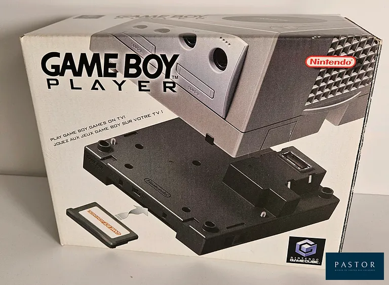 NINTENDO - GAMECUBE. Gameboy Player officiel en boite avec support, CD et cable. Model DOL 001. TBE. Rare. Sortie : 2003