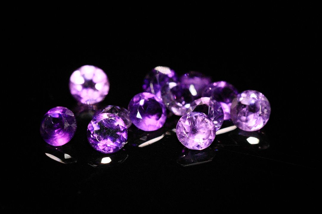 Cinq améthystes rondes. 5.34 cts. Diam. moy.: 5.0mm