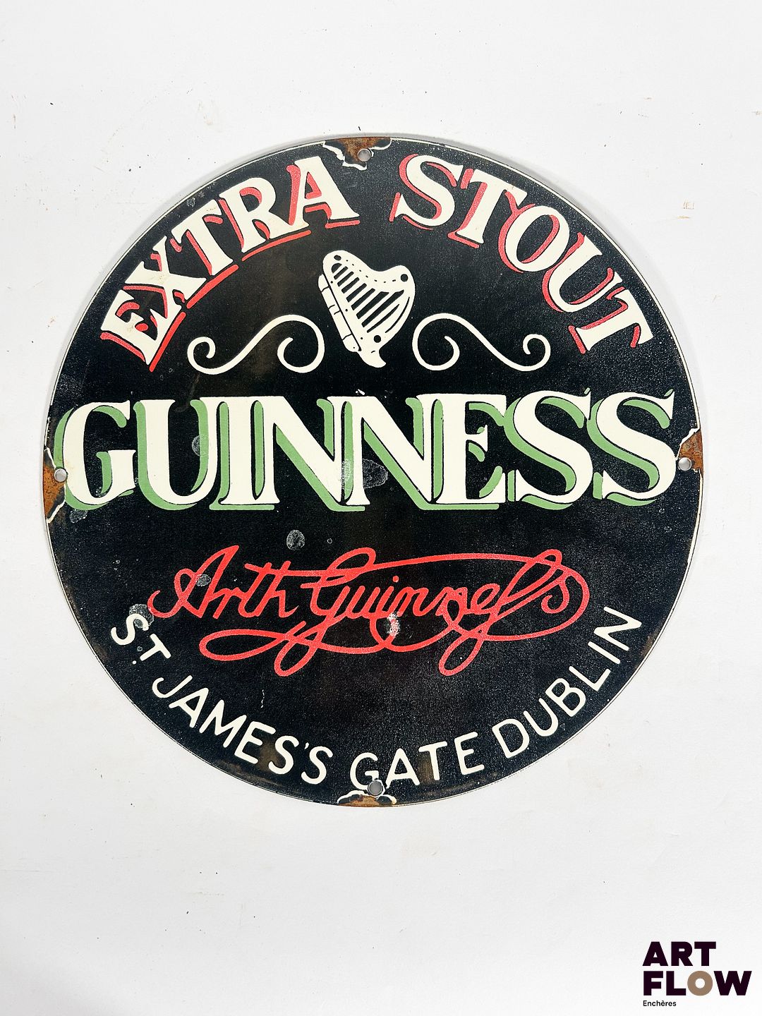 Plaque émaillée ronde Guinness Diamètre : 30 cm Petits éclats et traces de rouille Reproduction moderne
