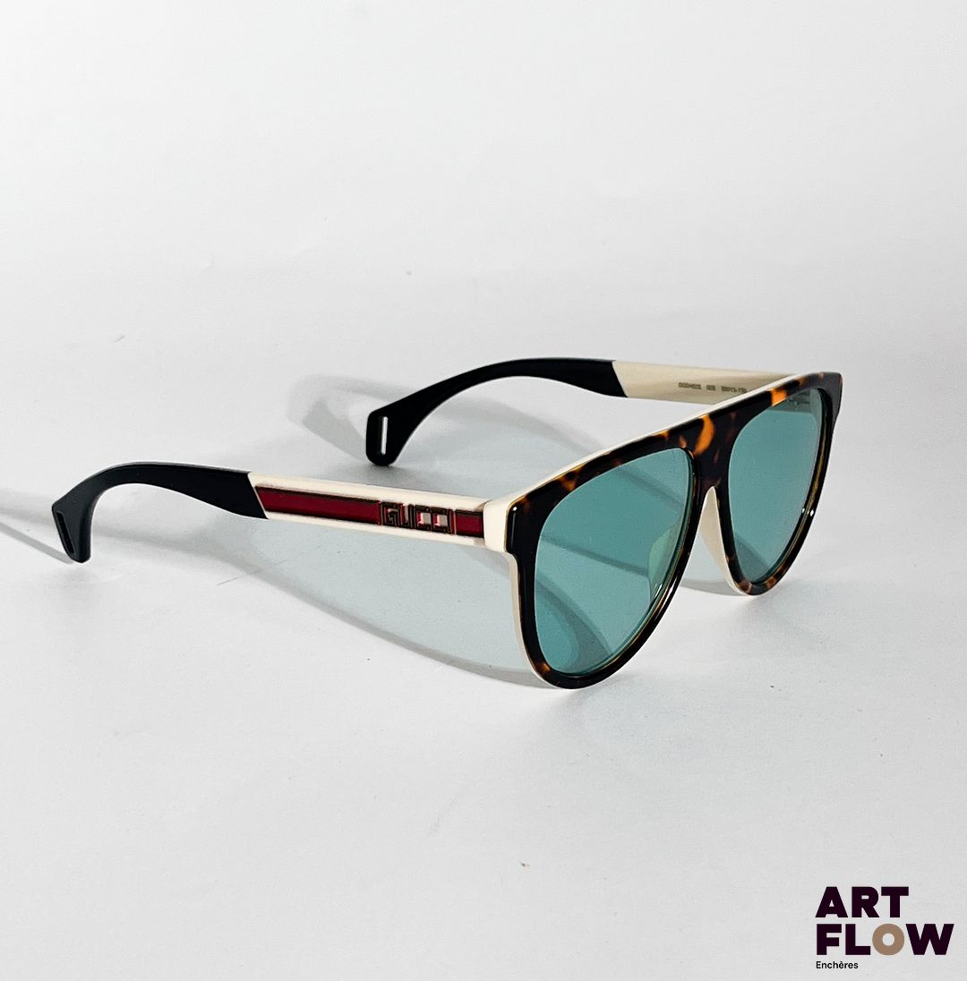GUCCI Lunettes de soleil en résine blanche et écaille de tortue, branche avec l'inscription GUCCI verte et rouge. Dimensions : H. 5,5 x L. 14,5 cm