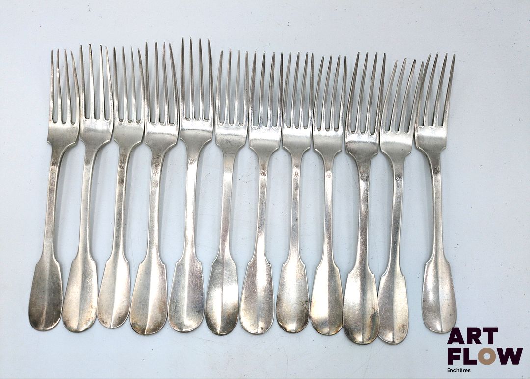 Ensemble de couverts en argent. Chiffrés Poids : 1600 g