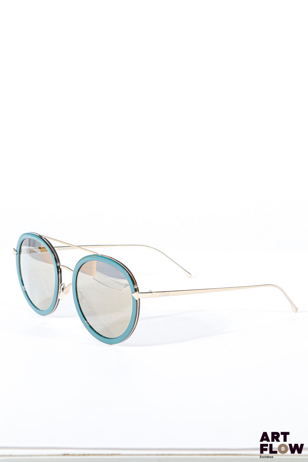 FENDI Lunettes de soleil en résine bleu et branche en métal argenté, inscription de la marque sur les branches