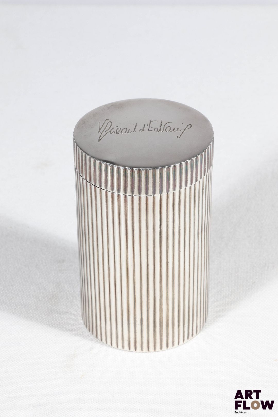 PUIFORCAT Boîte en argent à décor guilloché H.10 cm et D. 6 cm Poids : 165,84 g Le couvercle signé Valéry Giscard d'Estaing - vraisemblablement un cadeau de la Présidence Bon état général malgré quelques légers défauts (rayures d'usage)