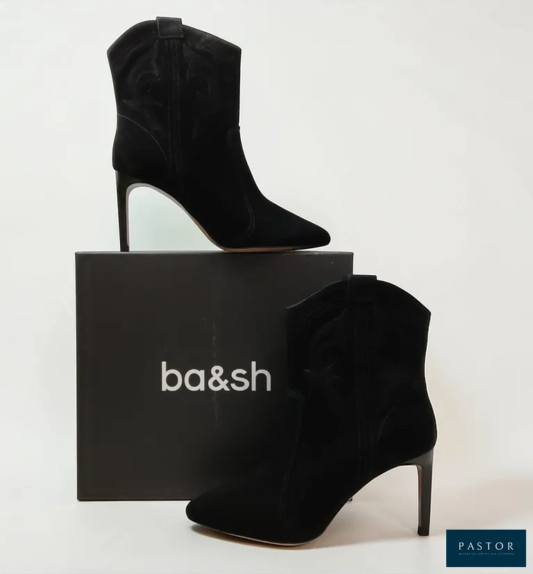 BASH. Paire de bottines "Caitlin" en cuir suédé noir à surpiqures, esprit santiag, hauteur talon : 9 cm, P.40. Parfait état, légers frottements sur le cuir, dans sa boîte d'origine et dust-bag - TVA Récupérable