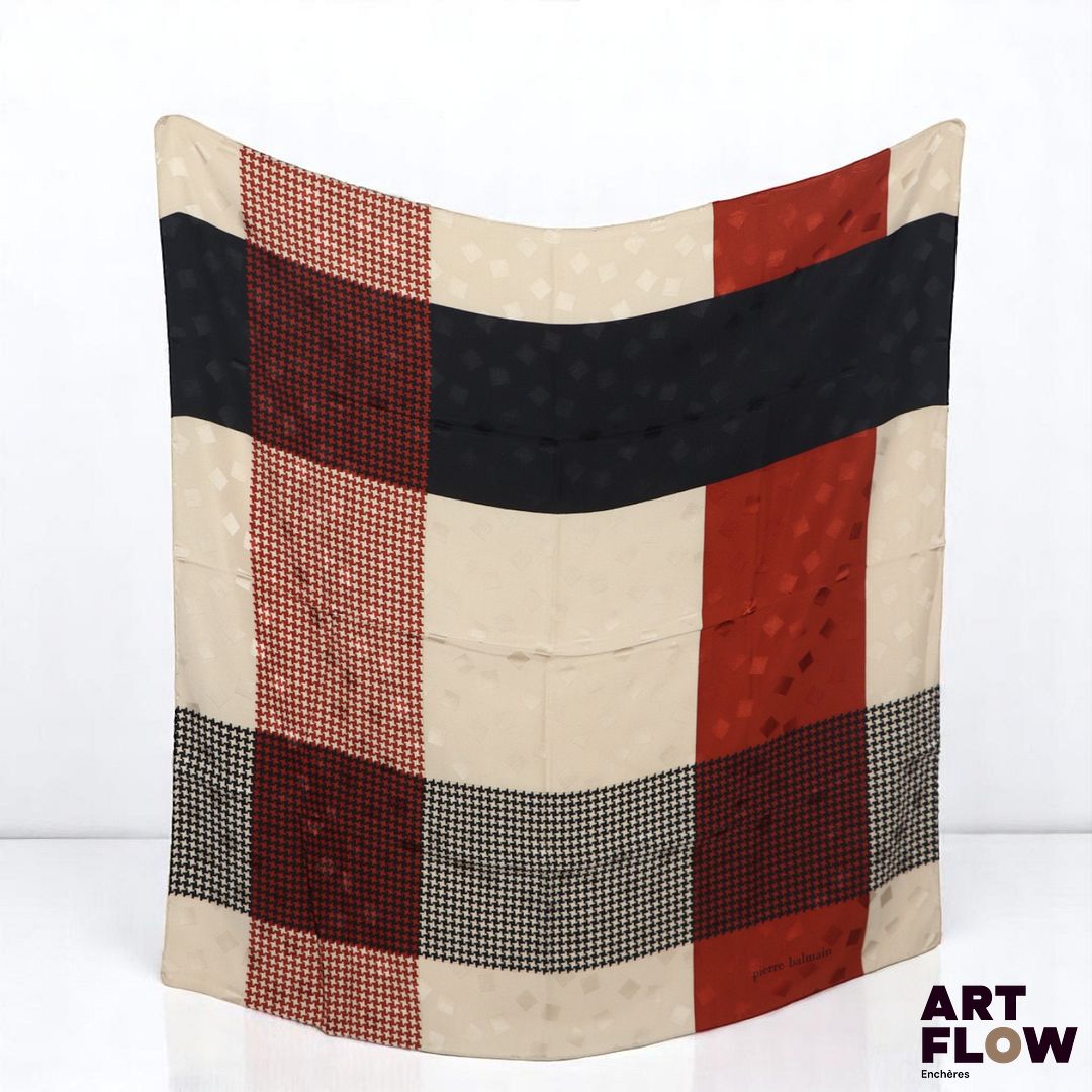 Pierre BALMAIN Carré en soie crème à decor géométrique et motif pieds de poule dans les tons terracotta et noir. 85 x 85 cm