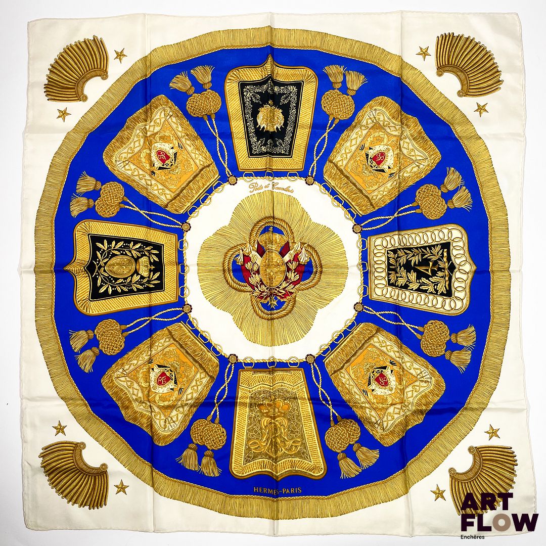 HERMÈS Paris Modèle Poste et Cavalerie Carré en twill de soie à fond crème et motifs jaunes, rouges et bleus 90 x 90 cm Excellent état général