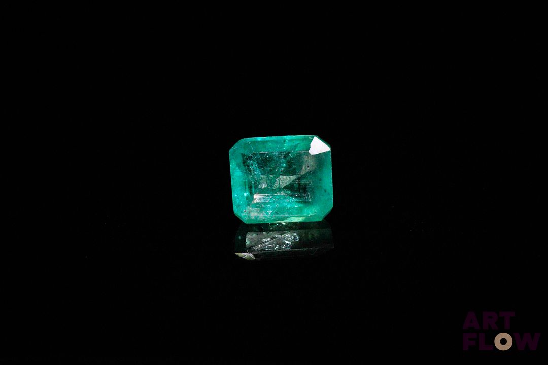 Émeraude rectangulaire à pans coupés. Belle couleur, jardins, givres. 1.51 ct. 7.1mm x 6.1mm