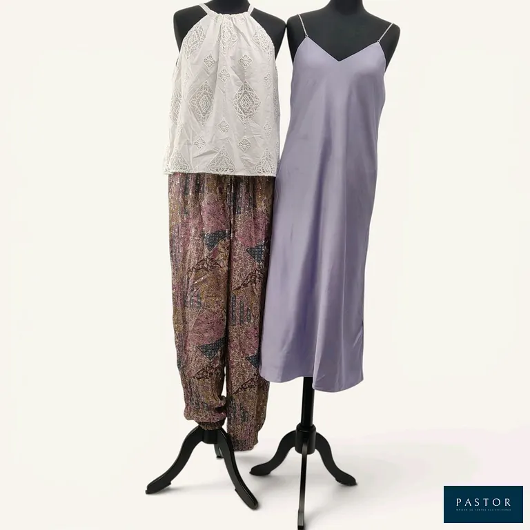 BA&SH. Lot composé d'une robe longue "Chiara" en satin lilas, bretelles en chaînes argentées, T.1, d'un top "Maxi" en coton blanc brodé, T.1, et d'un pantalon fluide "Parsy" à imprimé et fils lurex dorés, T.40. NEUFS avec étiquettes - TVA Récupérable