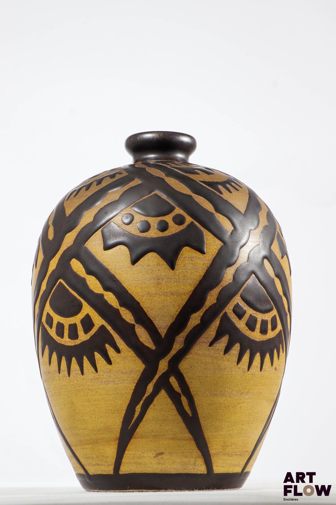 Charles CATTEAU (1880-1966) et KERAMIS Vase à corps ovoïde en grès à décor stylisé de feuillage. Signé Ch CATTEAU, cachet KERAMIS la Louvière, "Grès KERAMIS" estampé en creux. Numéroté D. 1238 pour le modèle H.29 cm