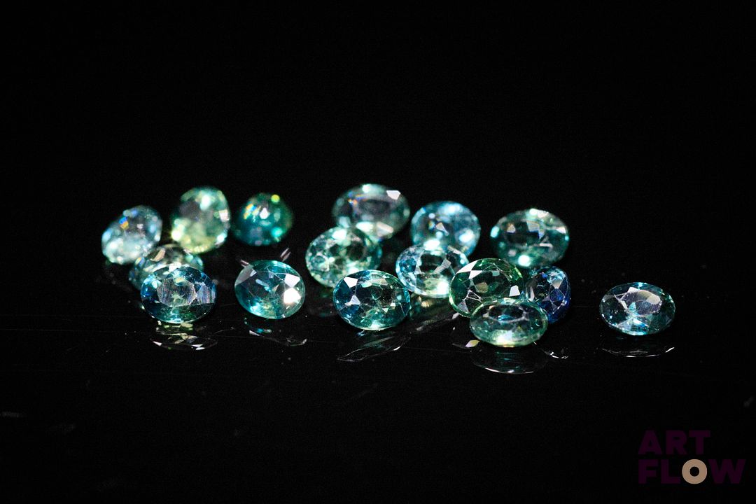 Seize saphirs bleus verts ovales. 3.60 cts. Dims. moy.: 4.0mm x 3.0mm