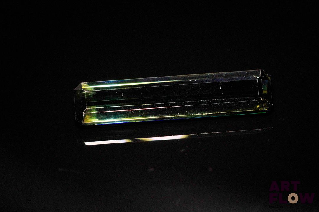 Tourmaline verte rectangulaire à pans coupés. VS, non chauffée. 4.94 cts. 23.3mm x 5.5mm