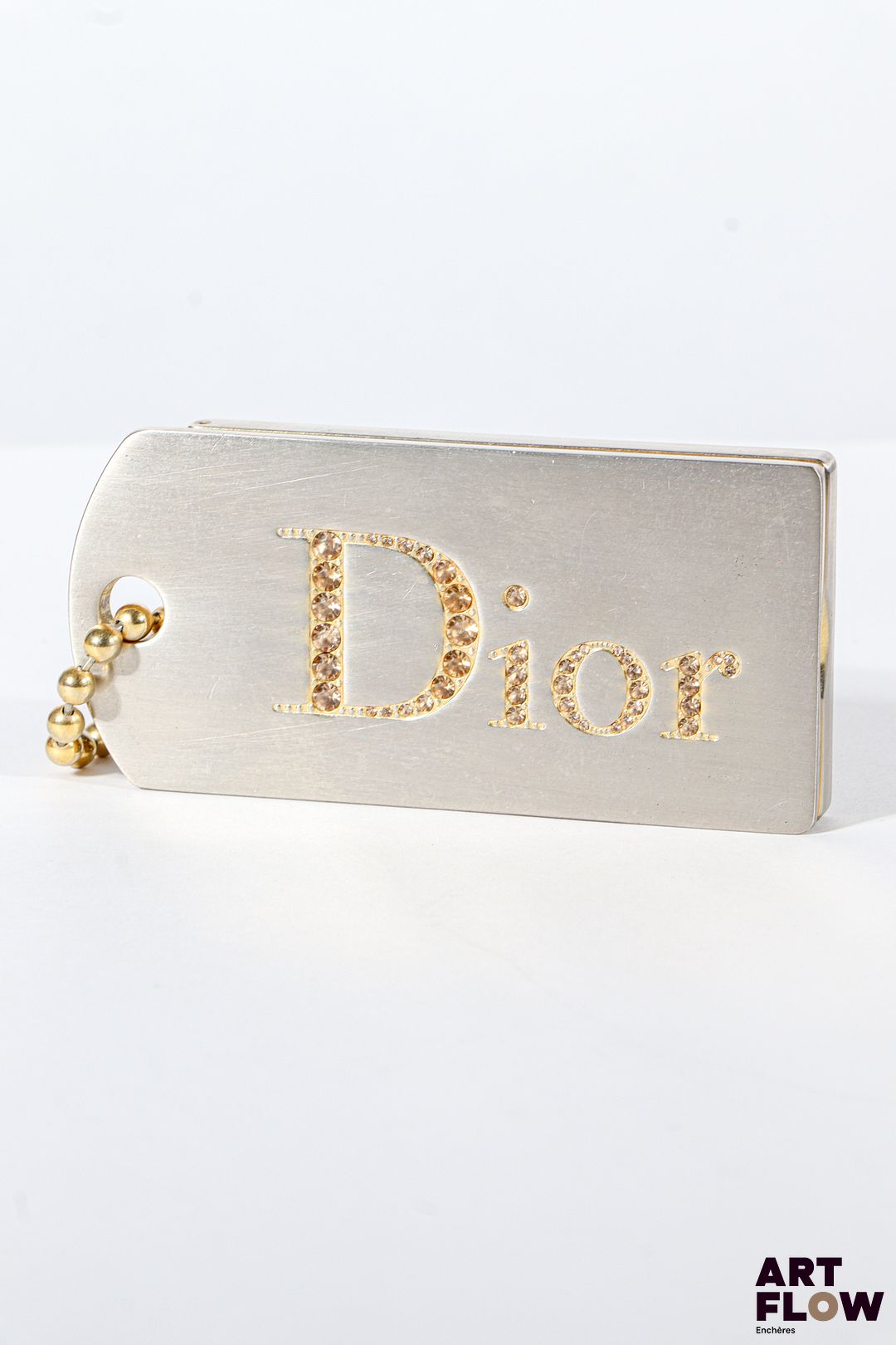 DIOR Porte clés servant de palette de maquillage en métal doré, inscription de la marque sertie de strass Dimensions : 9 x 4,5 cm