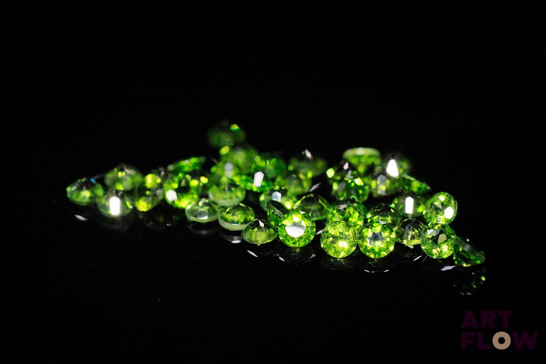 Trente-neuf diopsides chromées rondes. Non chauffée. 3.37 cts. Diam. moy.: 2.6mm