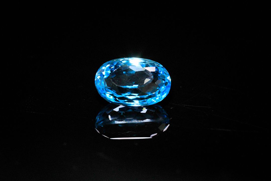 Topaze «swiss blue» ovale. Jolie couleur. 3.98 cts. 10.4mm x 6.9mm