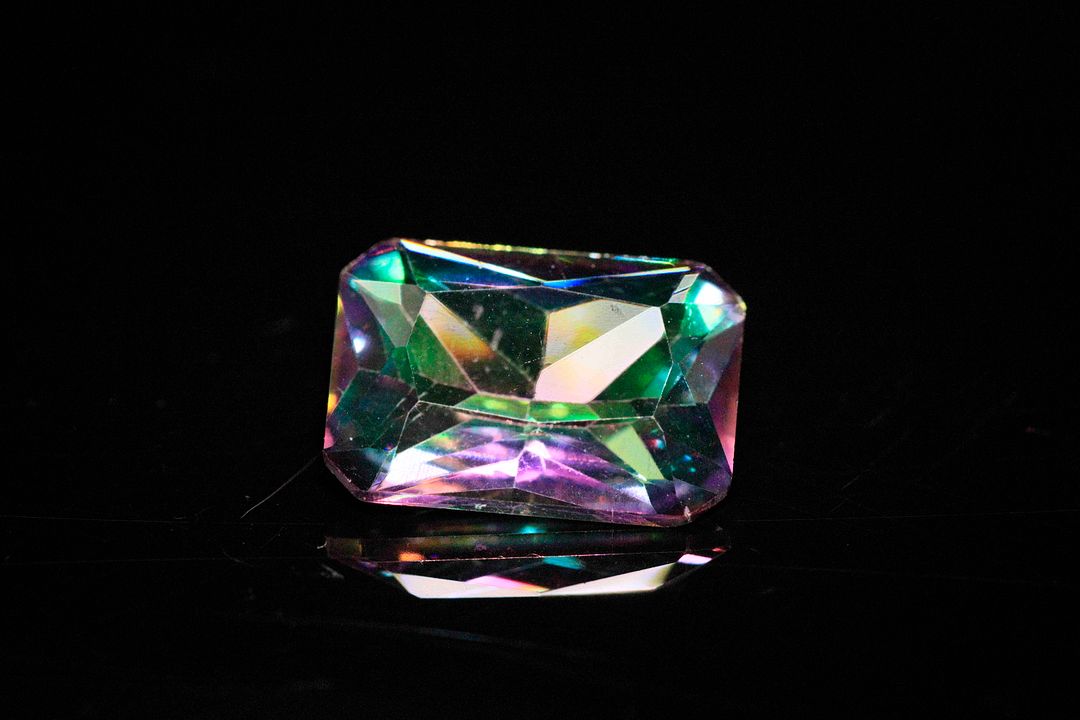 Topaze «Mystique» rectangulaire. Jolie couleur, traitement de surface. 4.60 cts. 14.0mm x 10.0mm