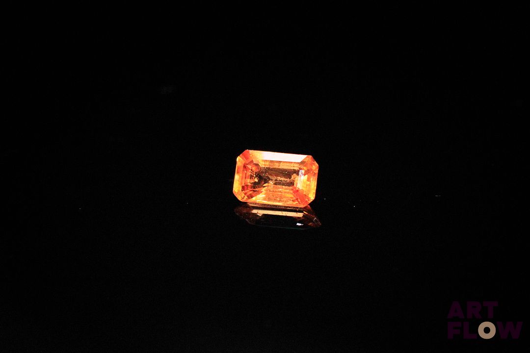 Grenat spessartite orange rectangulaire à pans coupés. Jolie couleur. 0.69 ct. 6.1mm x 3.9mm