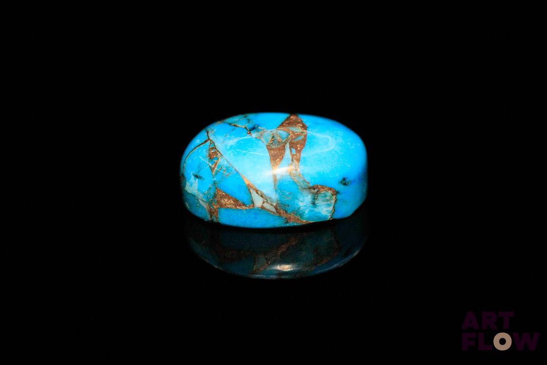 Turquoise «copper» cabochon ovale. Traitée. 7.78 cts. 14.0mm x 10.0mm