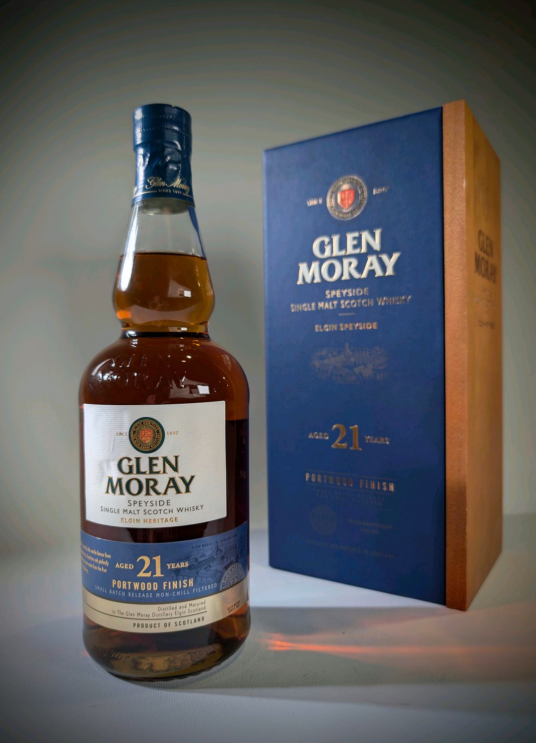 Glen Moray 21 ans d’âge est un single malt écossais de Speyside, raffiné et élégant. Vieilli deux décennies en fûts soigneusement sélectionnés, il déploie des arômes de fruits mûrs, de miel et de vanille, sublimés par une touche boisée délicate. En bouche, son équilibre entre douceur et complexité séduit les amateurs de whiskies authentiques. Une cuvée prestigieuse, symbole de patience et de tradition écossaise.