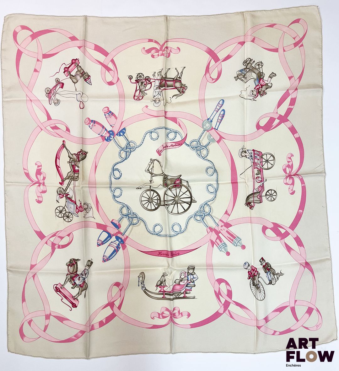 HERMÈS Modèle "Les Jouets Mobiles" Carré en twill de soie d'après Nina VON BISTRAM 90 x 90 cm Taches