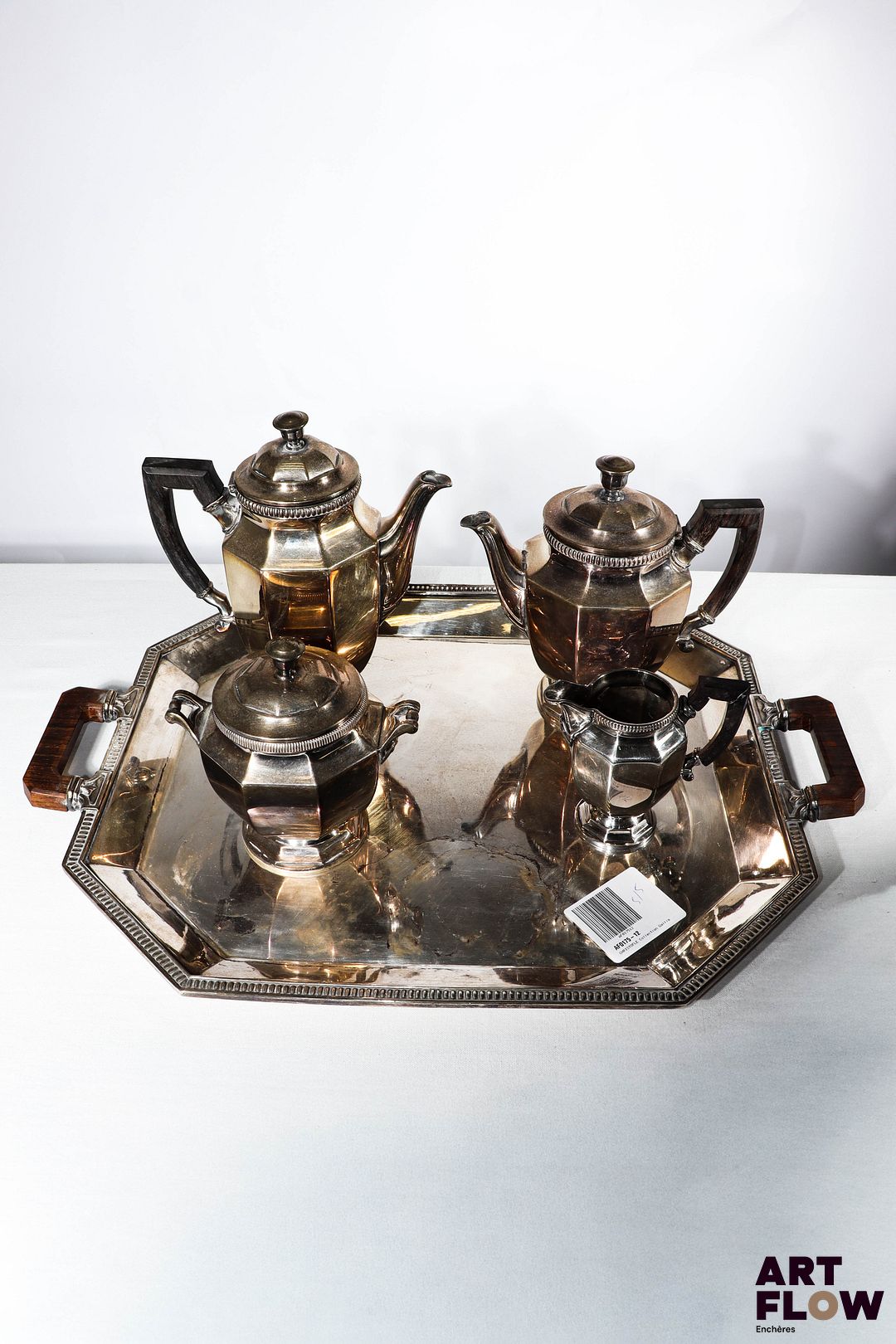 CHRISTOFLE Collection Gallia Service à thé et café en métal argenté et anses en bois composé d'une théière, d'une cafetière, d'un pot a lait et d'un sucrier. On y joint un plateau poinçon Christofle attribué à la collection Gallia Bon état général malgré quelques légers défauts (usures d'usage)