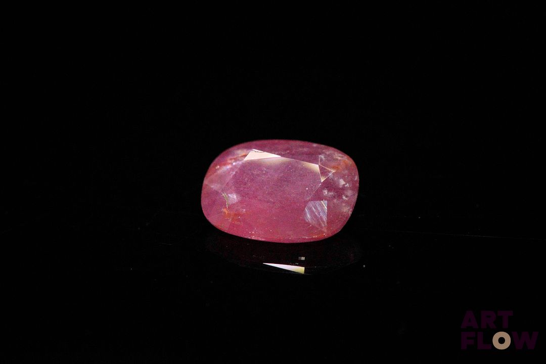 Rubis coussin. Jolie couleur, inclusions, givres. 3.75 cts. 11.1mm x 8.5mm