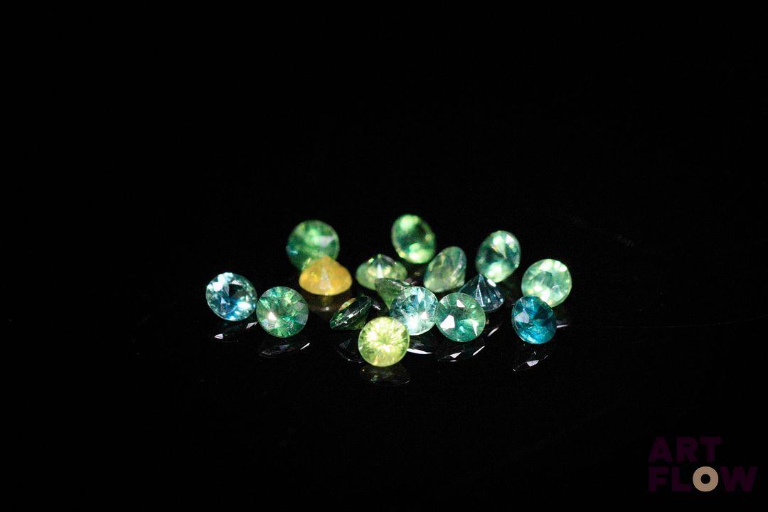 Seize saphirs multicolores ronds. 2.07 cts. Diam. moy.: 3.0mm