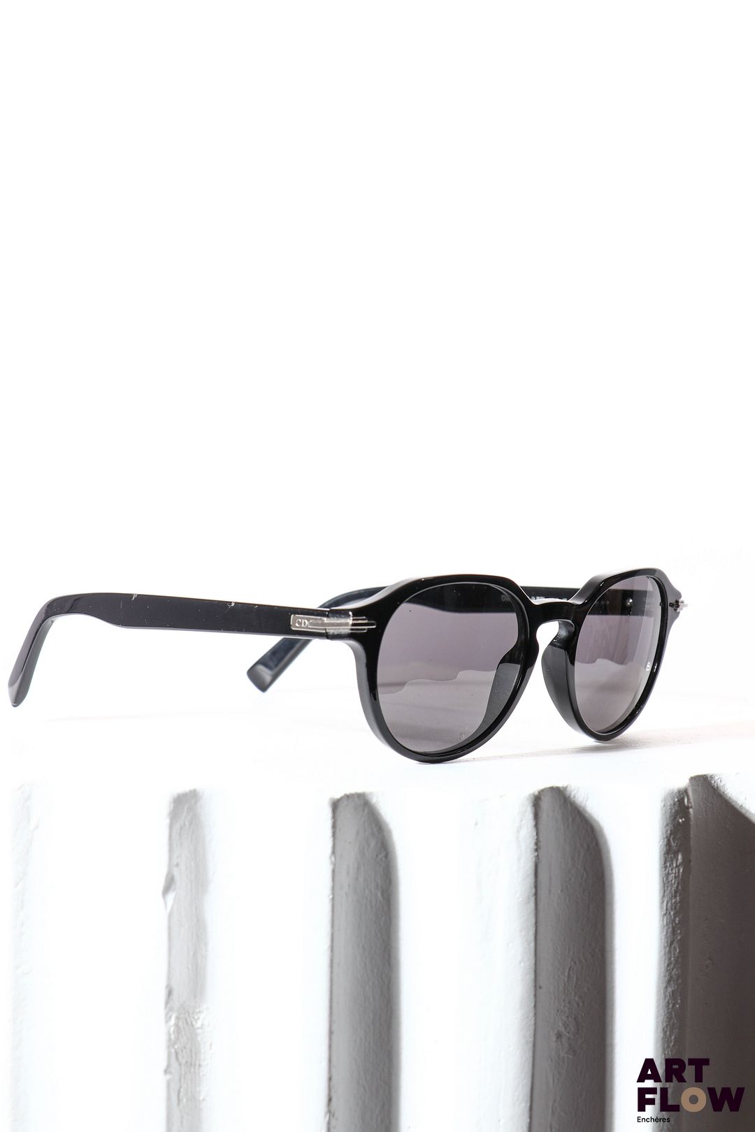 CHRISTIAN DIOR Paire de lunettes de soleil. Dans son étui d'origine. Petites rayures d'usage.