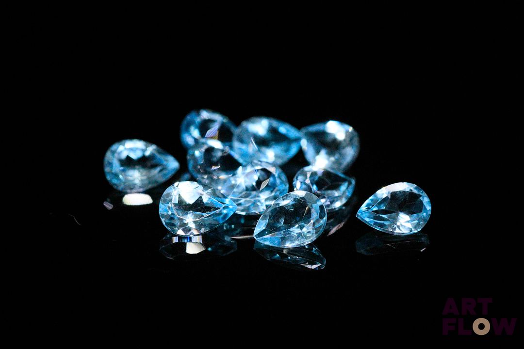 Dix topazes poires. 8.55 cts. Dims. moy.: 7.0mm x 5.0mm