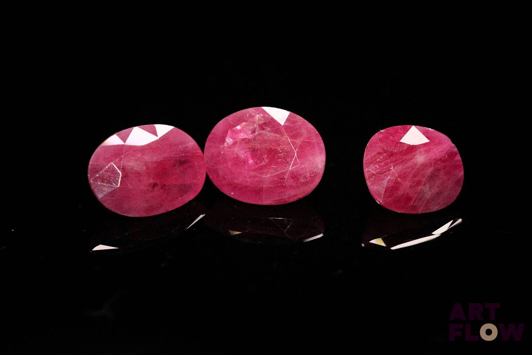 Trois rubis ovales. 6.70 cts. Dims. moy.: 8.5mm x 7.0mm