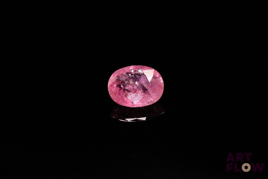 Saphir rose ovale. Très belle couleur, inclusions, givres. 1.63 ct. 7.8mm x 6.6mm