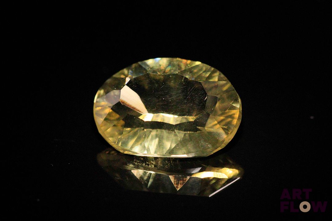 Quartz «Lemon» ovale. Jolie couleur. 13.90 cts. 19.5mm x 14.0mm