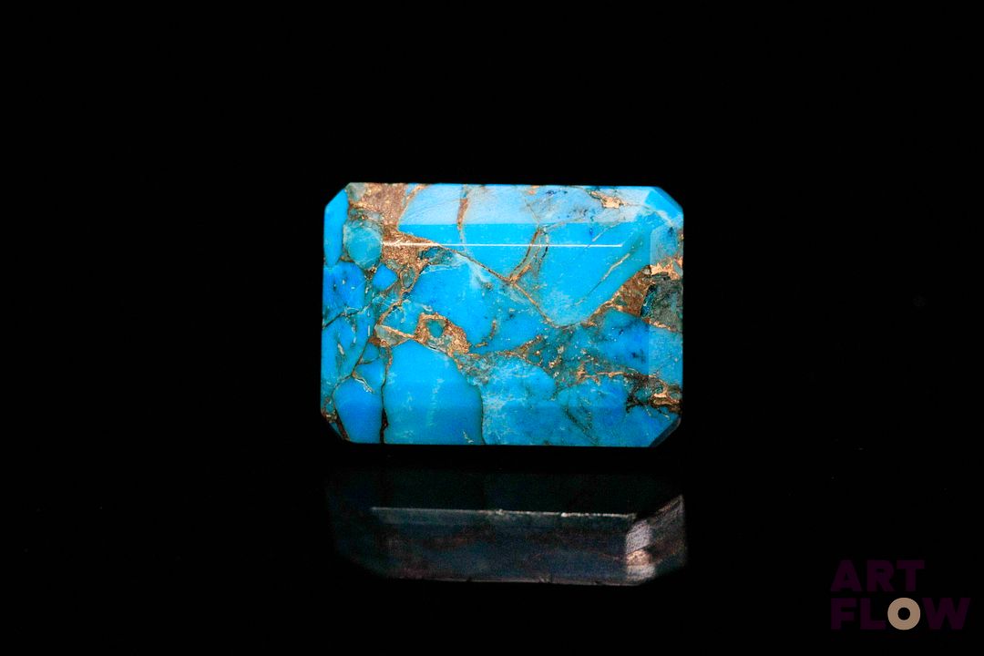 Turquoise «copper» rectangulaire à pans coupés. Traitée. 7.15 cts. 14.0mm x 10.0mm