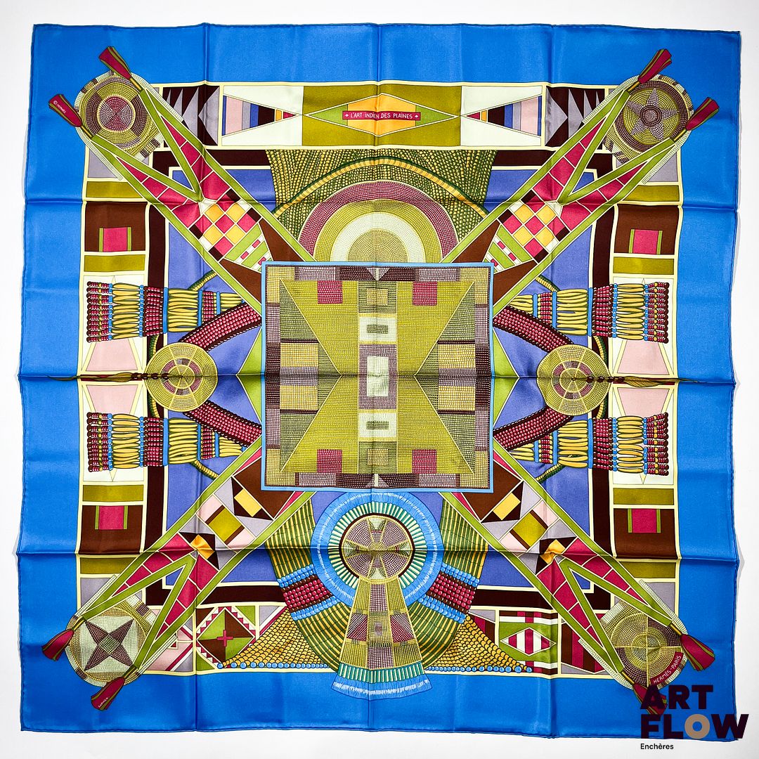 HERMES Modèle "L'art indien des plaines" Carré en twill de soie dessiné par Sophie Koechlin. 90 x 90 cm Dans ses plis d'origine