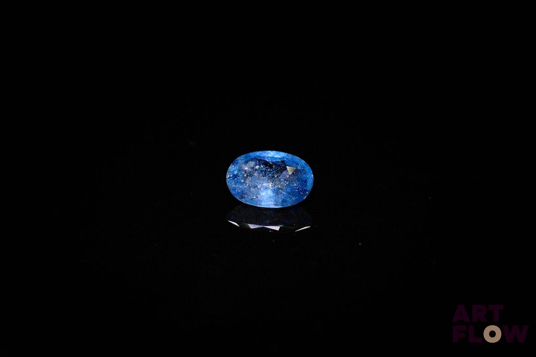 Saphir ovale. Jolie couleur. 0.91 ct. 6.7mm x 5.0mm