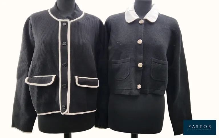 CLAUDIE PIERLOT. Lot composé de 2 cardigans bicolores noir/blanc, T.3, comprenant un modèle à pression en maille côtelée "Madouce", deux poches plaquées, et un modèle en laine mélangée à col claudine blanc "Michal", boutons torsadés dorés. NEUFS avec étiquettes  - TVA Récupérable