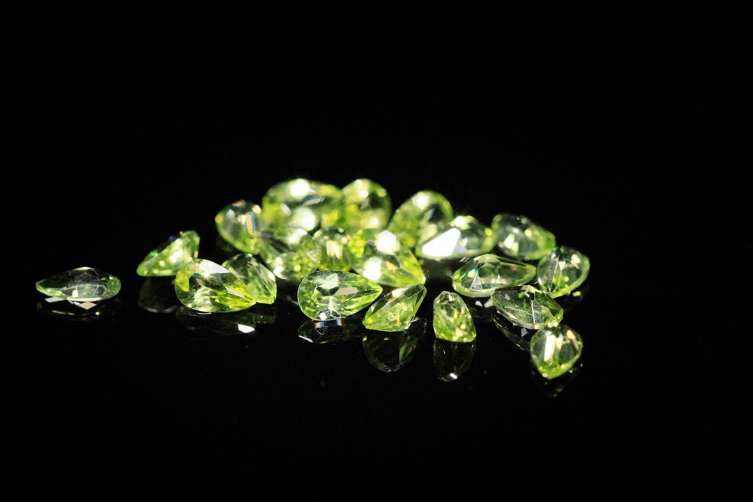 Vingt péridots poires. Jolie couleur. 4.32 cts. Dims. moy.: 5.0mm x 3.0mm