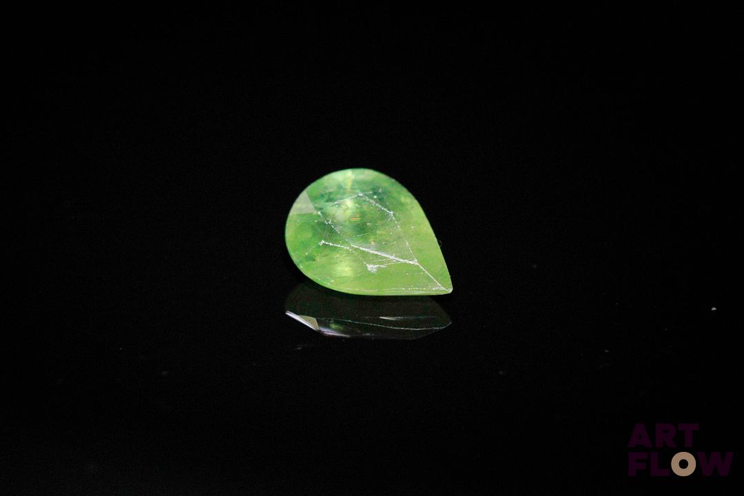 Saphir vert poire. Jolie couleur, inclusions. 1.90 ct. 9.5mm x 6.8mm