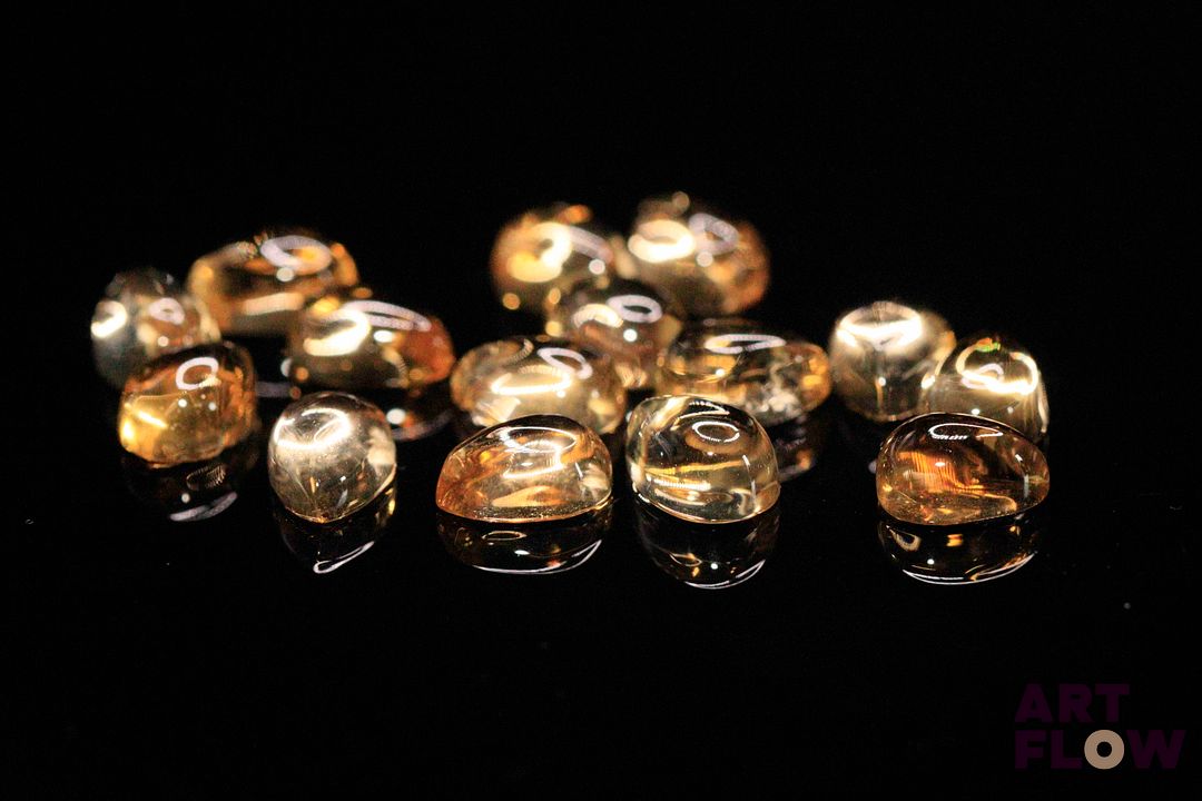 Quinze citrines cabochons poires. Probablement Brésil, non chauffé. 13.35 cts. Dims. moy.: 7.0mm x 5.0mm