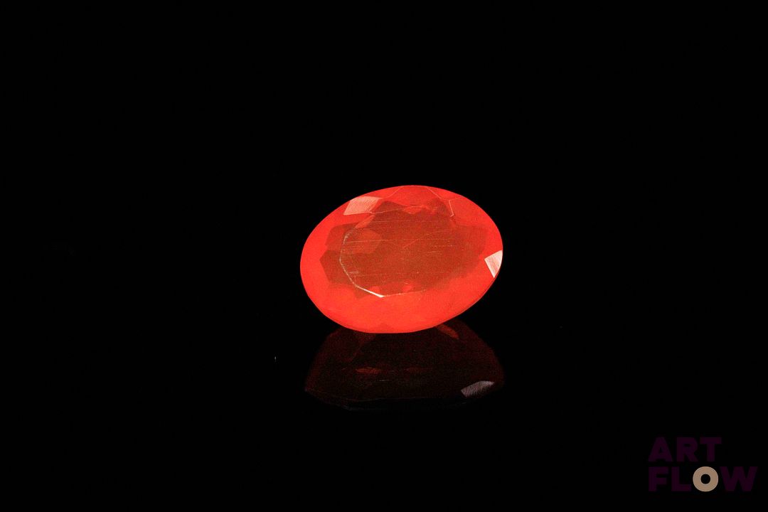 Opale de feu ovale. Jolie couleur. 2.37 cts. 11.5mm x 8.5mm