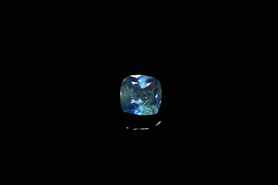 Saphir coussin. Inclusions. 1.04 ct. 5.0mm x 5.0mm