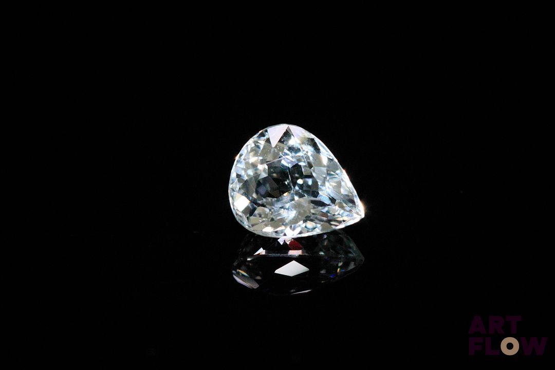 Aigue-marine très pâle poire. Probablement Tanzanie, VS, non chauffée. 2.58 cts. 10.0mm x 8.0mm
