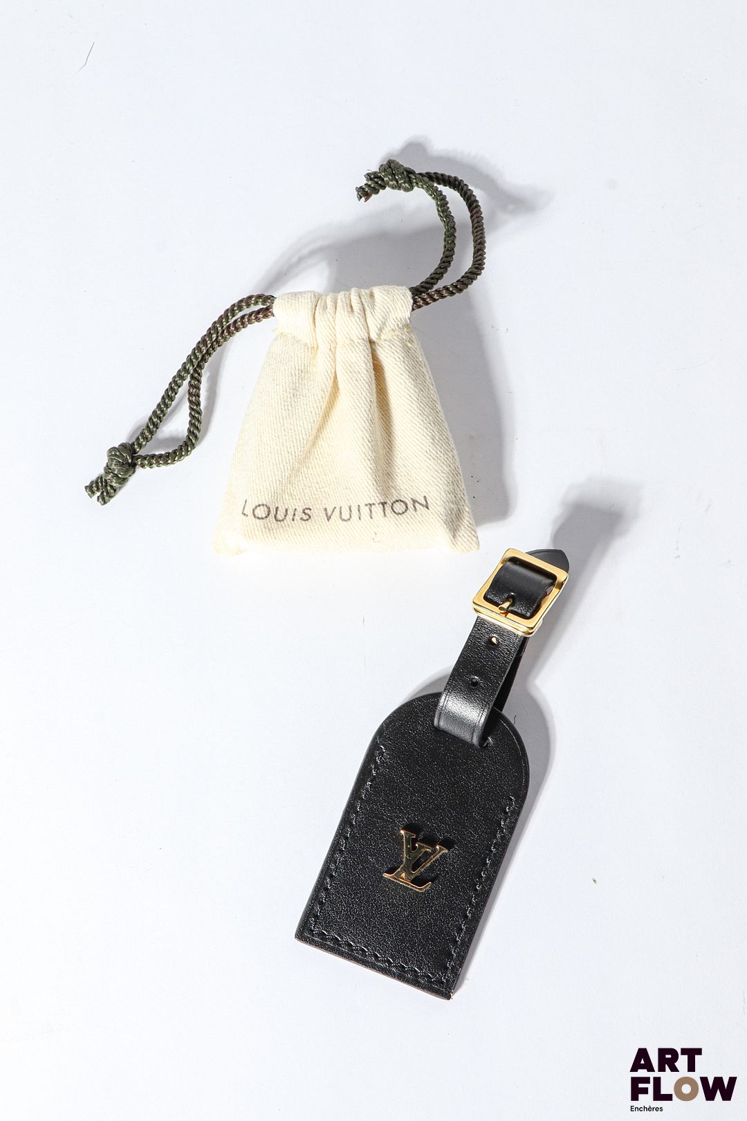 LOUIS VUITTON Accessoires de sac, de clés ou portable Longueur : 15 cm Dans son pochon d'origine On y joint une étiquette pour bagage