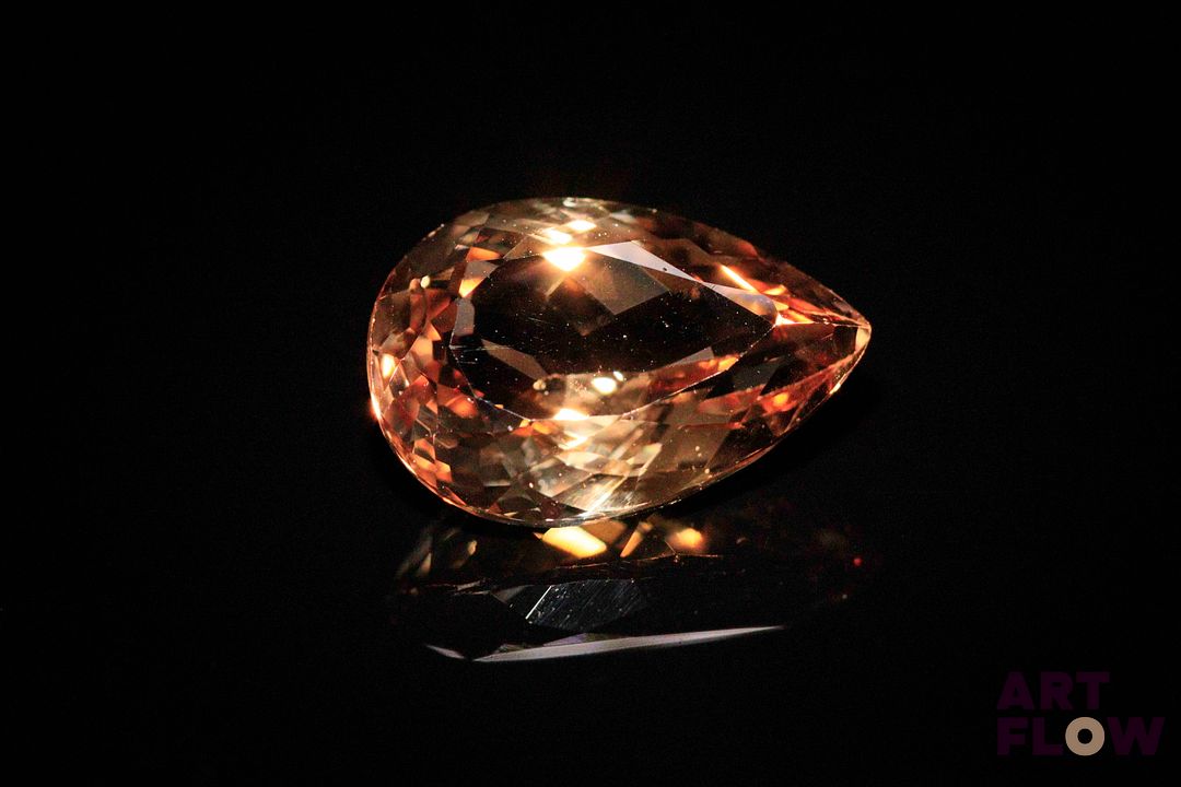 Topaze impériale poire. Très belle couleur. 8.87 cts. 15.8mm x 10.8mm