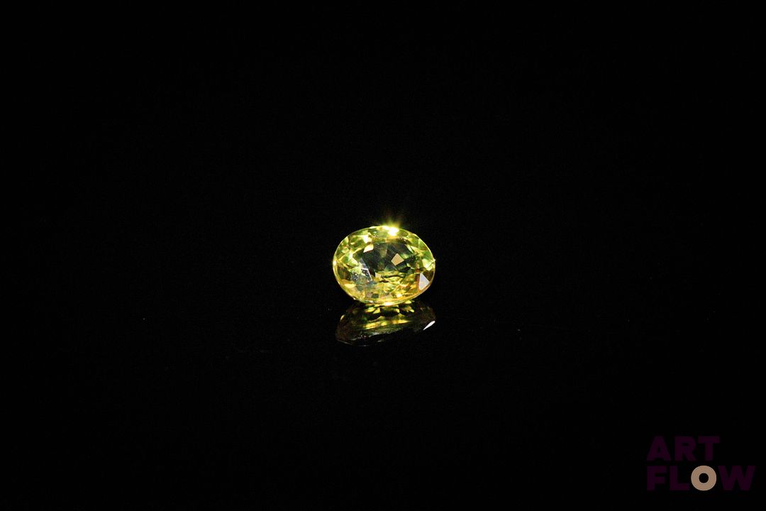 Saphir jaune ovale. Belle couleur, belle clarté. 0.58 ct. 5.5mm x 4.8mm