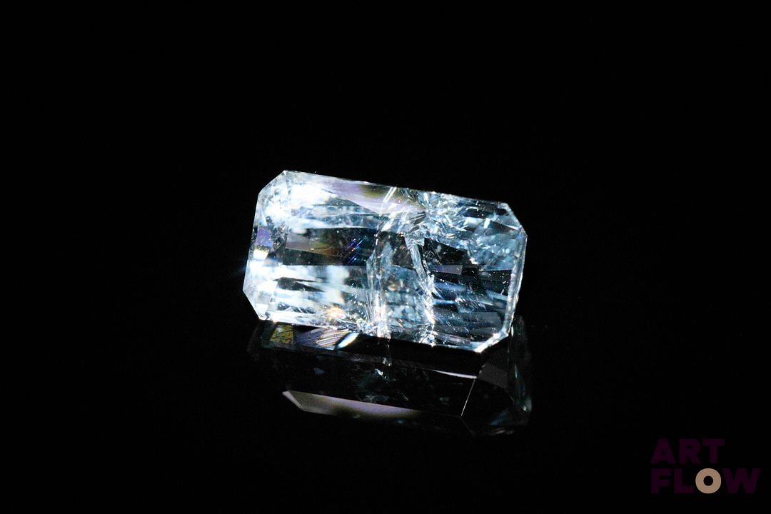 Aigue-marine rectangulaire à pans coupés. Inclusions. 6.05 cts. 13.9mm x 7.6mm