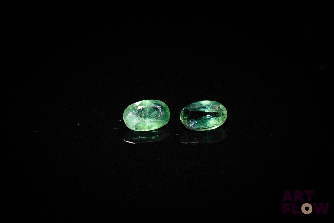 Appairage de saphirs verts ovales. Probablement Australie. 1.17 ct. Dims. moy.: 6.0mm x 4.0mm